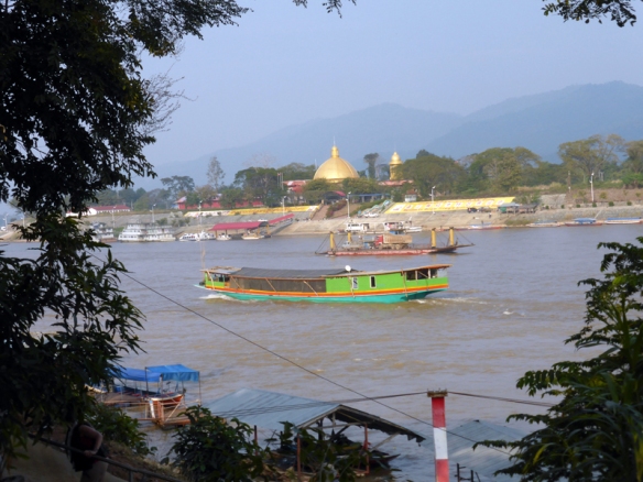 Båtresa på floden mellan Thailand och Laos