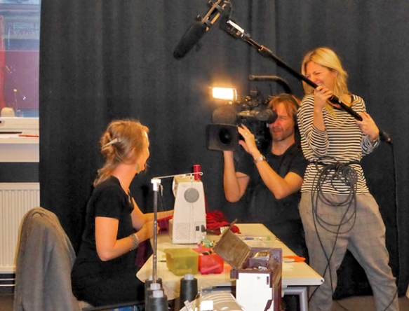 Therese blir filmad av ett team från SVT.